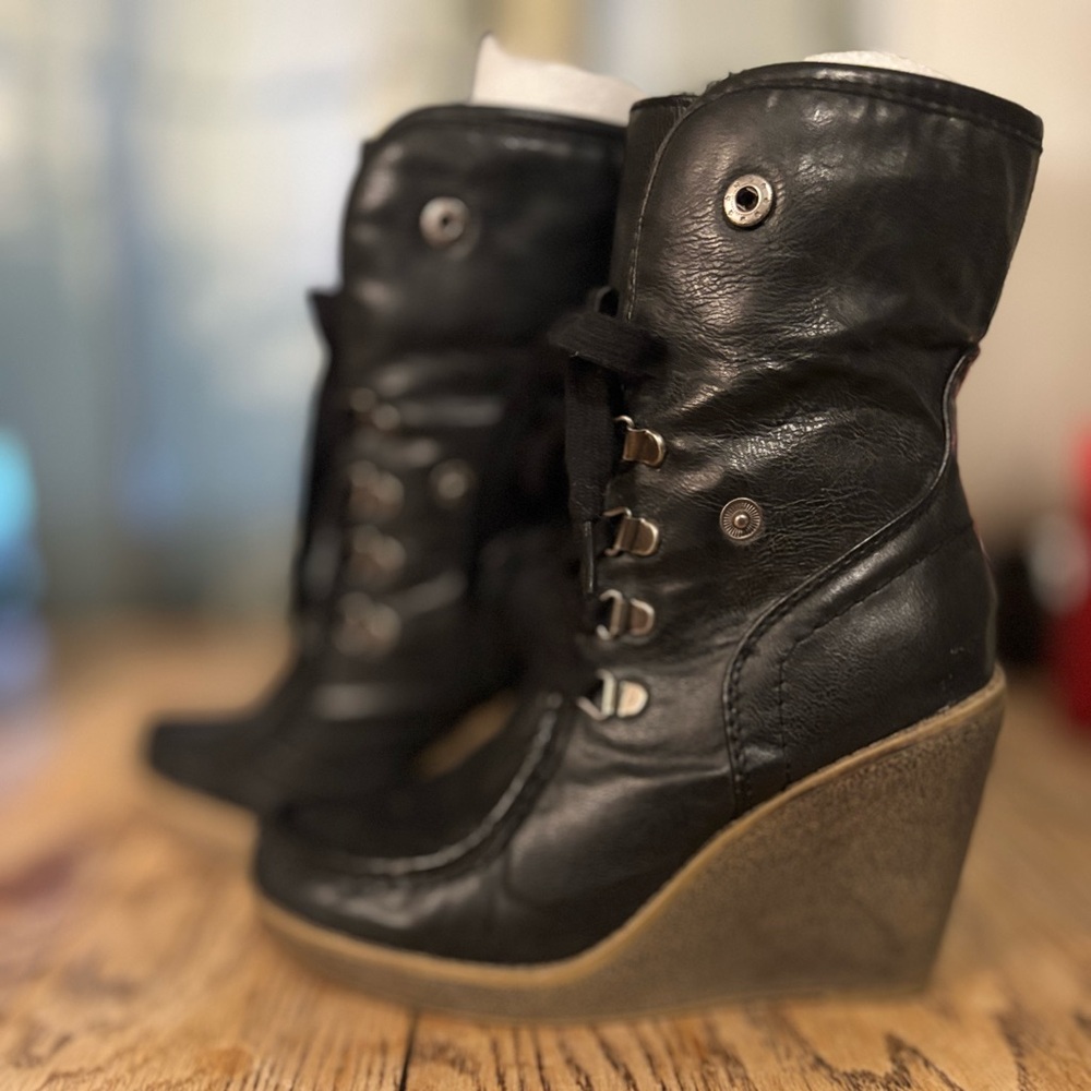 Beautiful Black boots with a 4” heal. Fur lined size 7